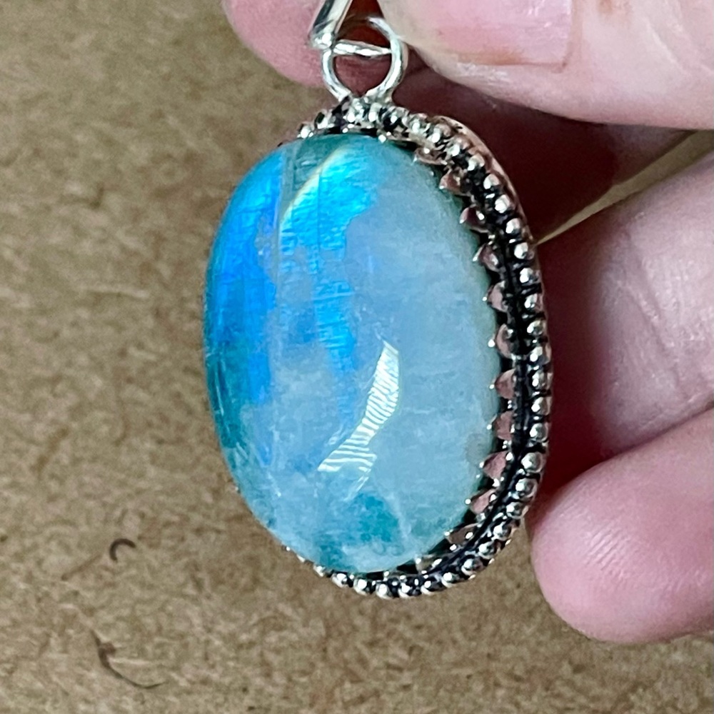 Gorgeous, Super Flashy Moonstone Pendant Necklace